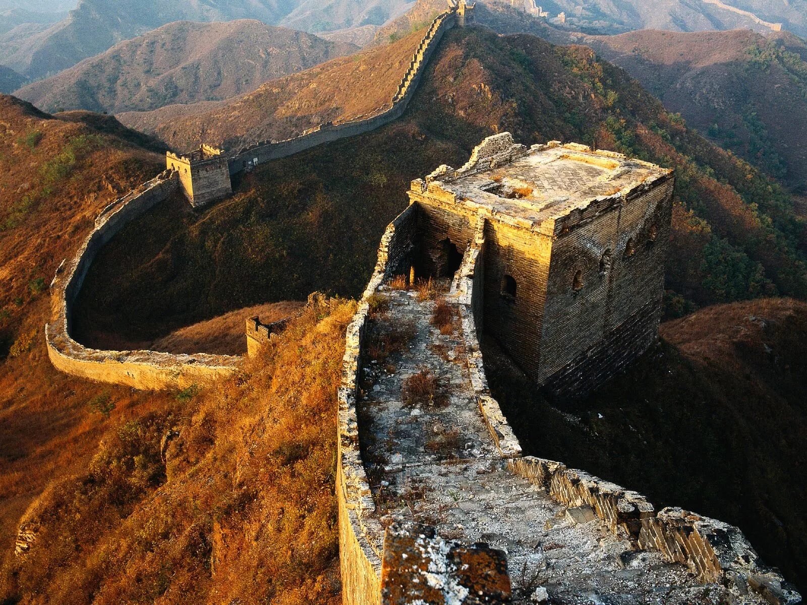 Великая китайская стена бойницы. Великая китайская стена цинхай. Башни и бойницы Великой китайской стены. Еликаякитайская стена.