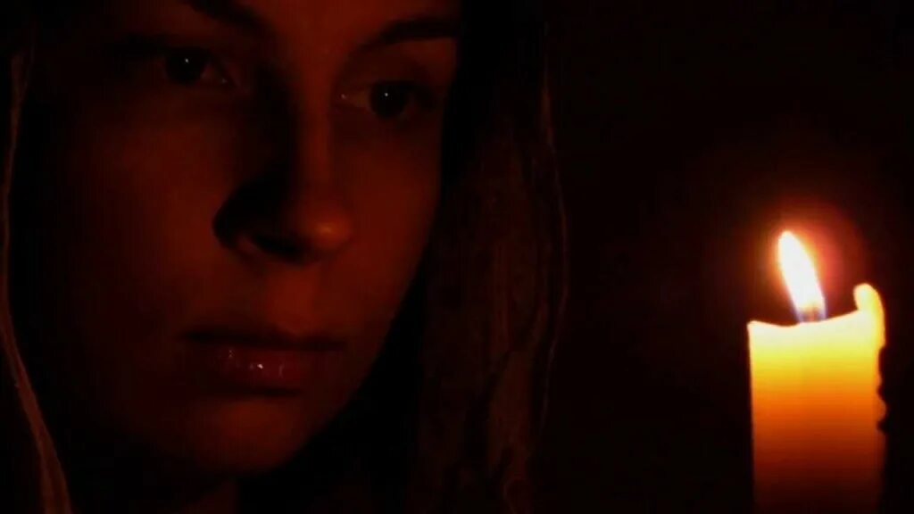 меладзе богомолица. девушка молится в темной комнате. девушка молится. богомолица. богомолица.