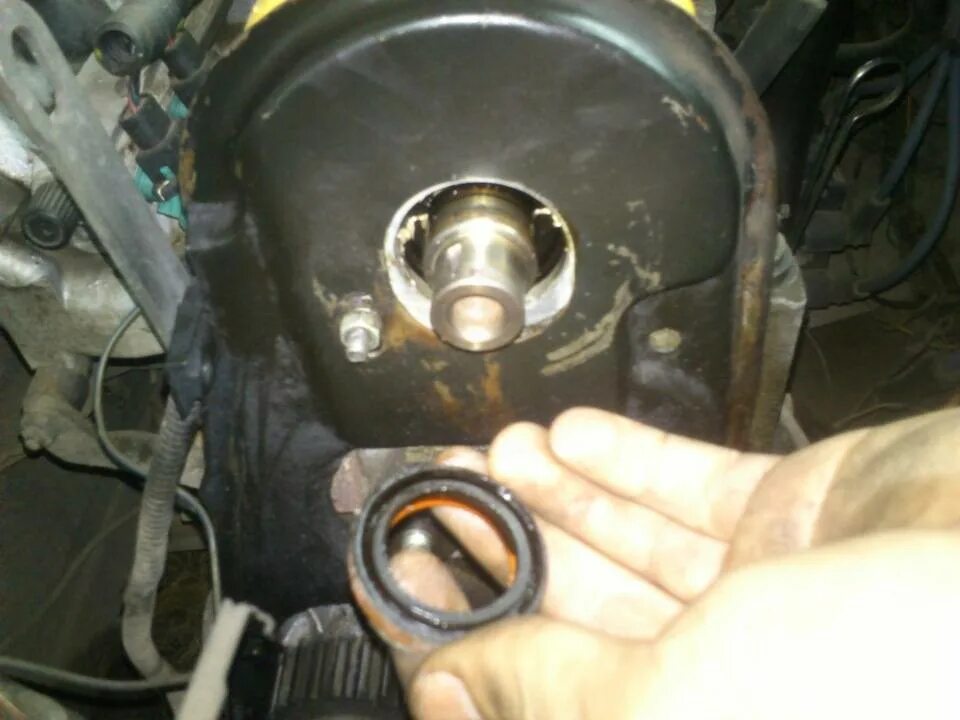 Сальники распредвалов ваз 2112 16 клапанов. Замена сальника распредвала ваз. Замена сальника распредвала ваз. Сальник распредвала ваз 2115. Ваз 2109 сальник распредвала на кпп.