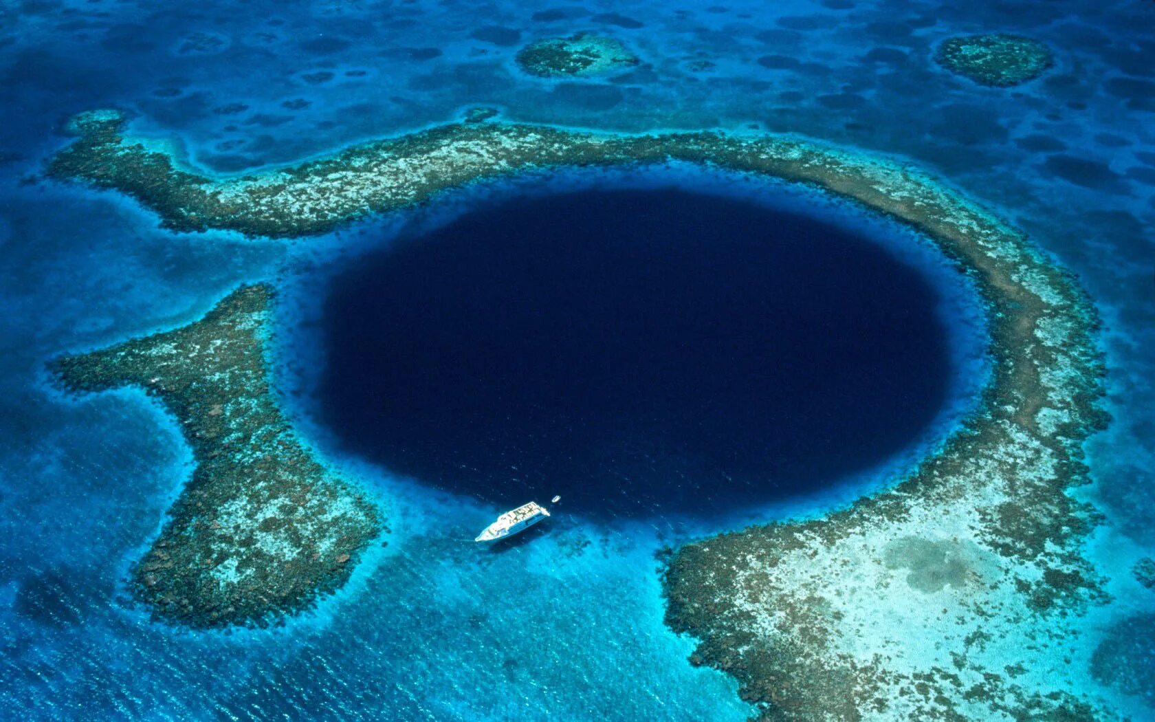 Самого глубокого места в мировом океане. Тихий океан Марианская впадина. Белизский Барьерный риф и большая голубая дыра. Филиппинское море Марианская впадина. Юкатан полуостров большая голубая дыра.