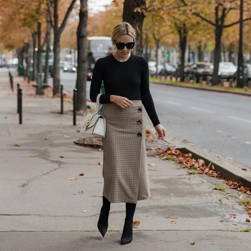 Бежевая юбка с чем носить зимой. С чем носить юбку карандаш. Свитер с юбкой. Бежевая юбка с колготками. Коричневая юбка миди.