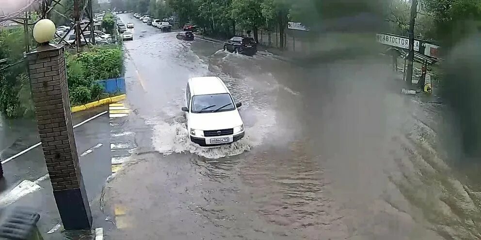 Потоп во владивостоке. Владивосток наводнение. Владивосток потоп 2001. Улицы после дождя. Владивосток дождь.