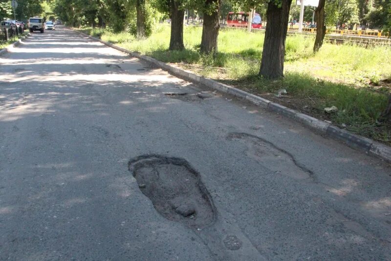 Дороге мало того что в. Выбоина на дороге. Глубокие выбоины на дороге. Дорожное полотно выбоина. Дороги с выбоинами Калуга.