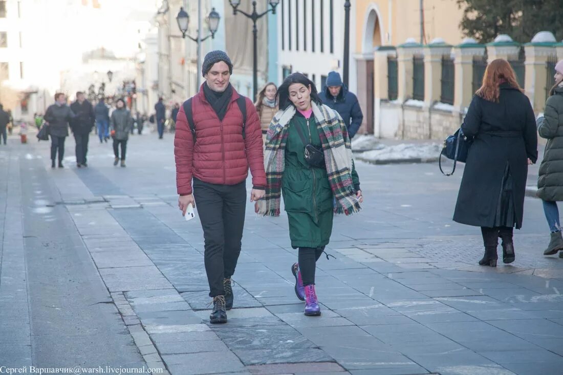 В чем ходят в Москве. Как одеваются люди в Москве. Одежда для Москвы сейчас. Как одеваются в Москве сейчас. Как одеться в калининград в марте