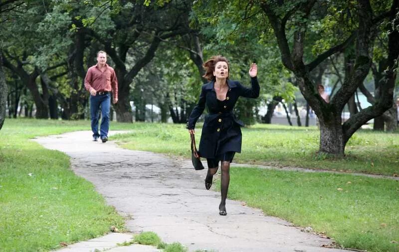 Парень в кровати. Сушант сингх бег. Люди бегут друг за другом. Храпеть во сне. Девушка убегает от парня.