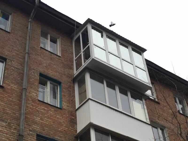 Балкон последний этаж. Балкон с выносом. французский балкон с выносом. остекление балкона с выносом. балкон с выносом панорамный.
