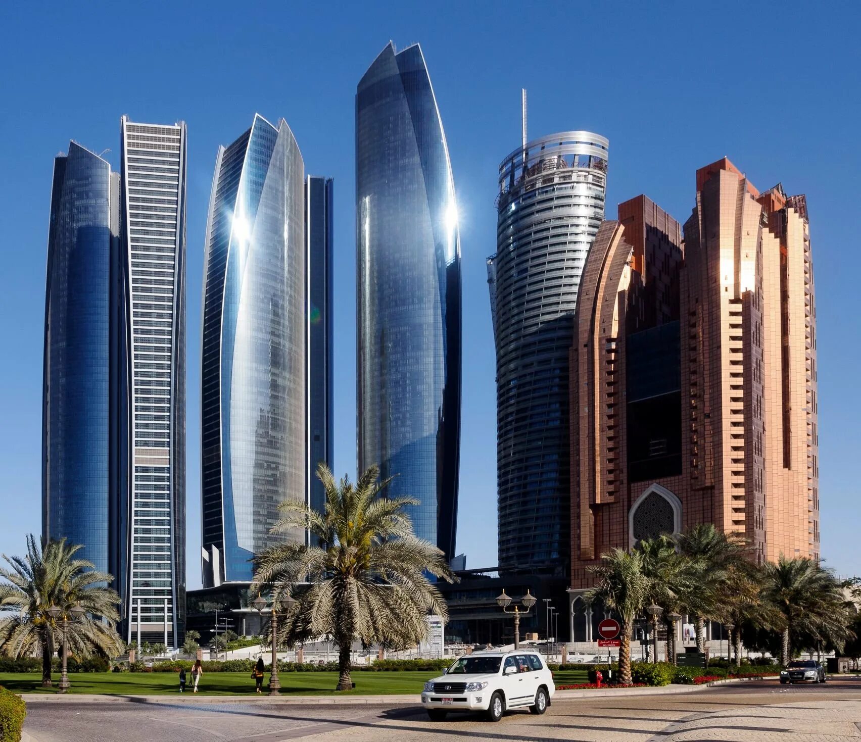 Как называются здания в городе. Объединённые арабские эмираты Абу-Даби. Столица Эмиратов Абу-Даби. Башни Этихад Абу Даби. Столица Дубая Абу Даби.