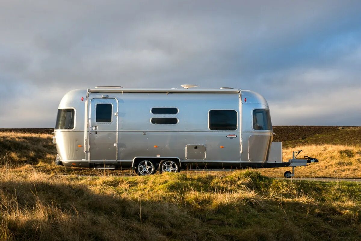 Американский кемпер Airstream. Airstream 604 автодом. Автодом Airstream. Caravan "Caravan (LP)". Американский дом на колесах