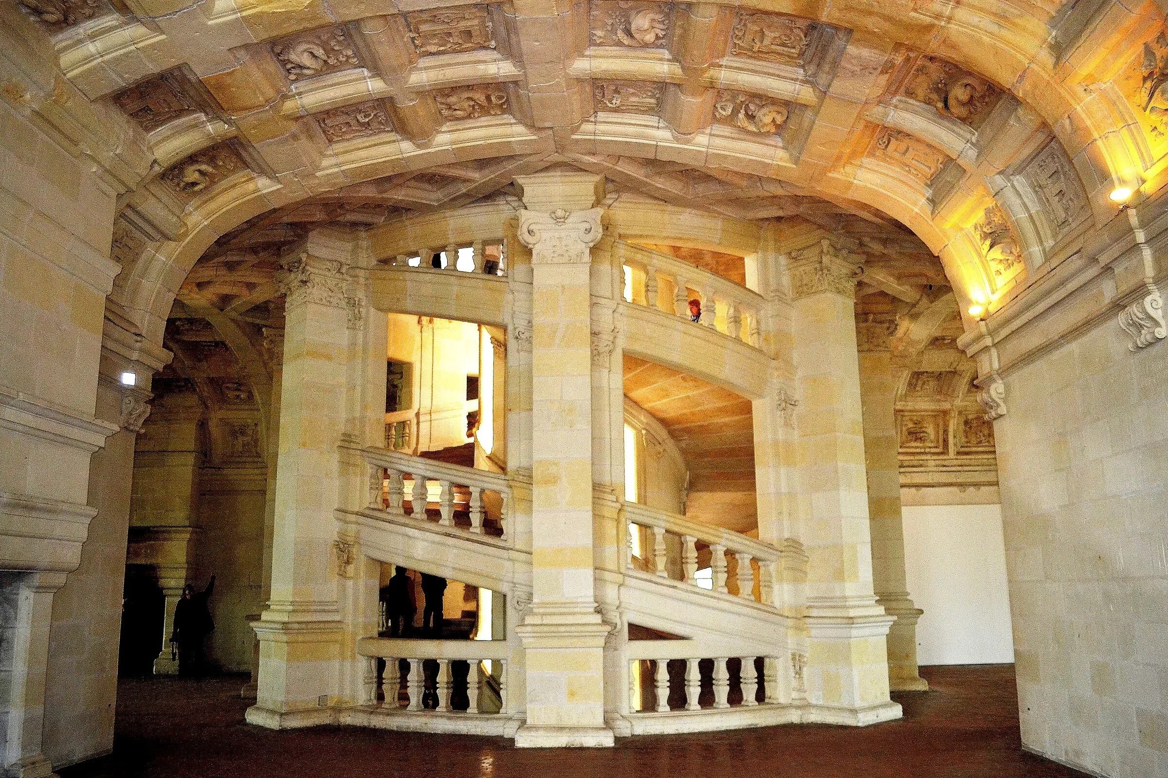 Замок шамбор лестница. Замок шамбор франция лестница леонардо. Замок шамбор лестница леонардо. Шамбор леонардо. Шамбор лестница леонардо.