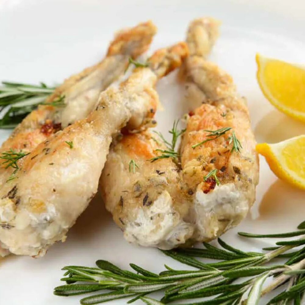 Frog legs. Лягушачьи лапки деликатес. Французские деликатесы лягушачьи лапки. Лягушачьи лапки блюдо. Французские лягушачьи лапки.