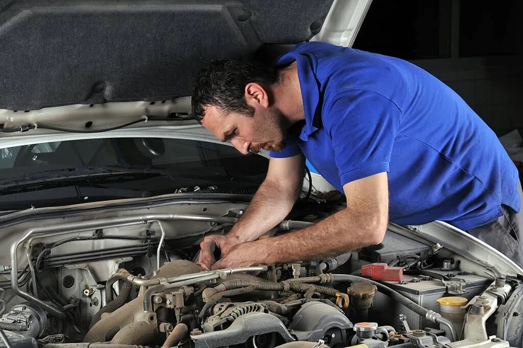 Car engineer. Автослесарь. Курсы автослесаря. Слесарь автомеханик. Профессия автомеханик.