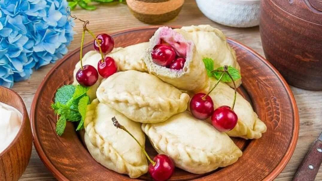 Вареники на пару украинские пышные. Вареники с вишней. Вареники с вишней на кефире с содой. Тесто для вареников на пару на кефире. Вареники с вишней на пару.