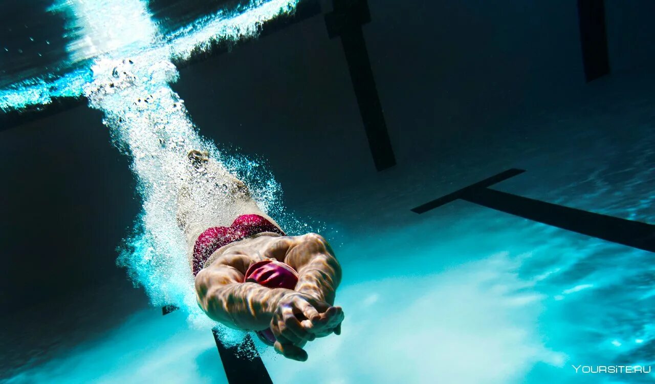Спортсмен занимающийся дайвингом погрузился в воду 110. Нырять в бассейн. Человек плывет. Пловец в воде. Пловец ныряет в бассейн.