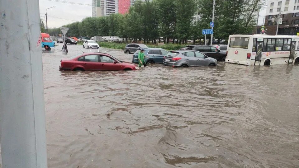 Ливень. Ливень в Красноярске. Дождь в городе. Пробка в ливень.