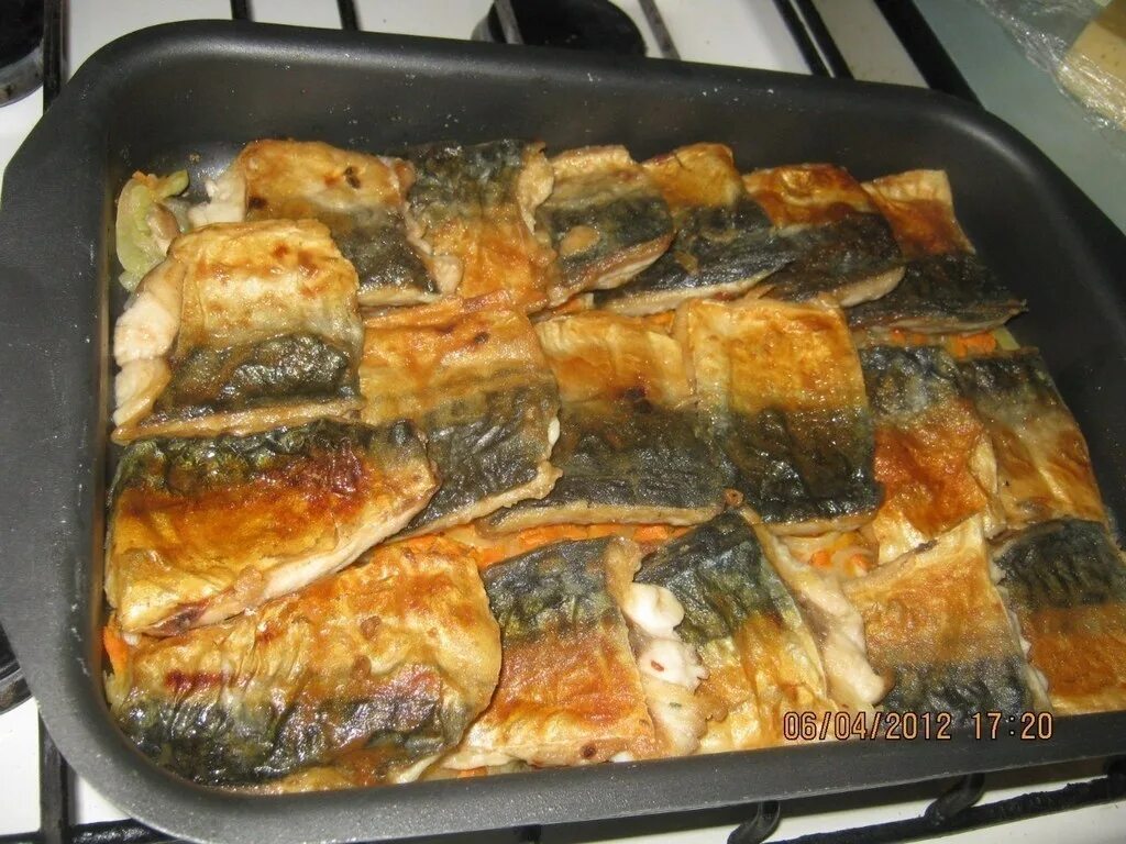 Запечь рыбу кусочками. Скумбрия в духовке. Рыба в духовке. Рыба запеченная в духовке. Филе скумбрии запеченная в духовке.