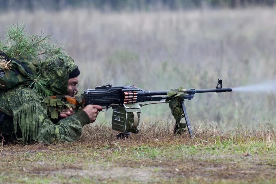 Российское оружие на украине. ПКМ пулемет ВДВ. ПКМ В ВДВ. Пулемётчик ПКМ В армии России. Солдат РФ С ПКМ.