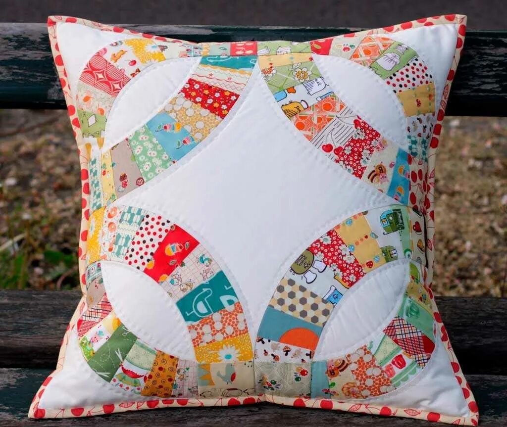 Изделие в технике лоскутного шитья. Лоскутные изделия. Пэчворк подушки. Лоскутное шитьё рукоделие. Лоскутное шитье подушки.