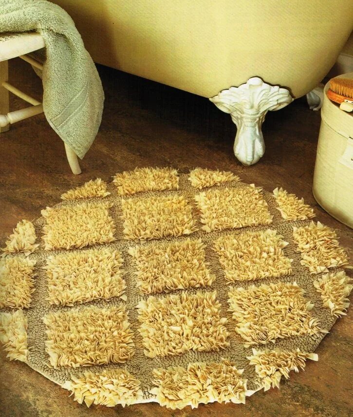 Сделать коврик в ванную. Коврики для ванной комнаты. Необычные коврики для ванной. Ковер своими руками. Коврик из полотенец для ванной.