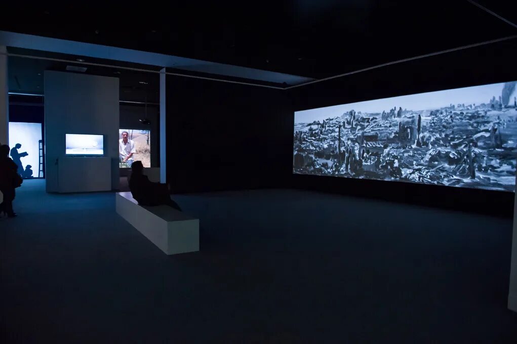 Recycle group выставка в манеже. музей erarta экспозиция. экран в музее. (разработка виртуальной картинной галереи. виртуальная экспозиция.