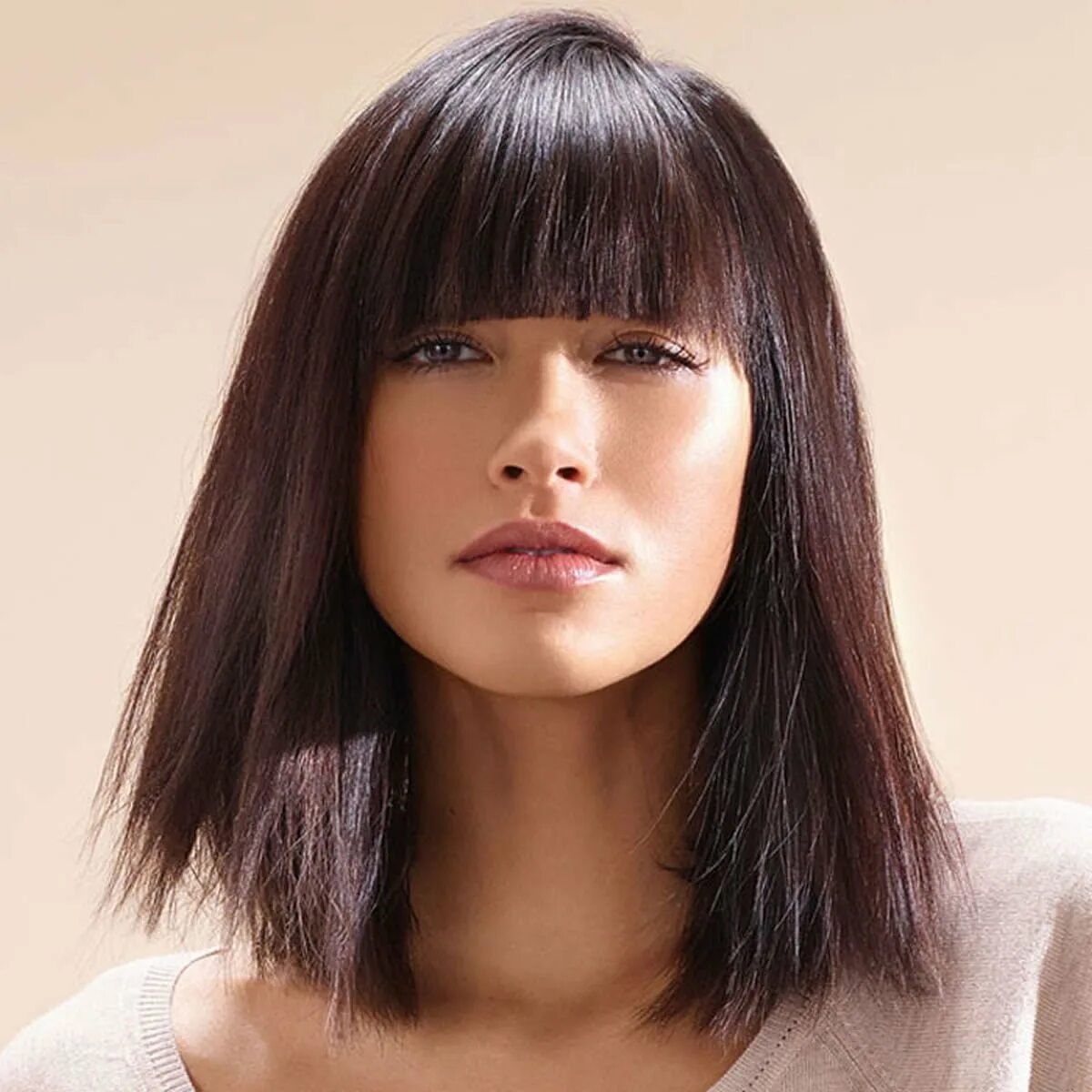 темный боб каре с челкой. стрижки на длинные волосы с прямой челкой.