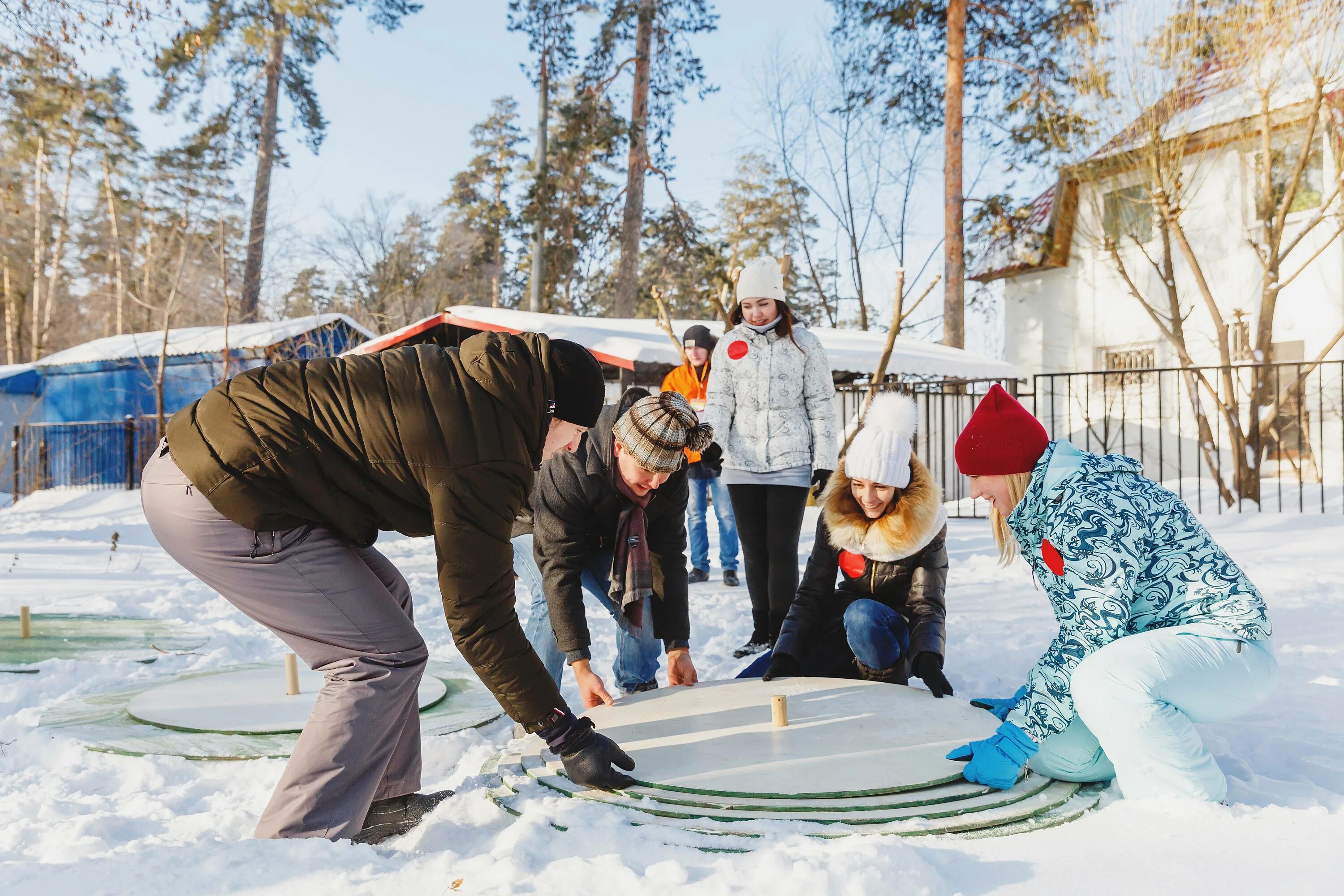 Зимний тимбилдинг. Тимбилдинг зимой на природе. Зимний спортивный тимбилдинг. Тимбилдинг для детей зимой. Взрослые игры на воздухе