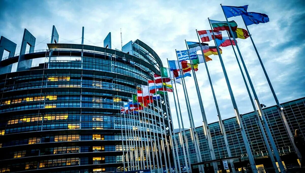 Где находится штаб квартира европейской комиссии. Европейский парламент страсбург. европейский союз штаб квартира в брюсселе. брюссель парламент ес. здание европарламента в брюсселе.