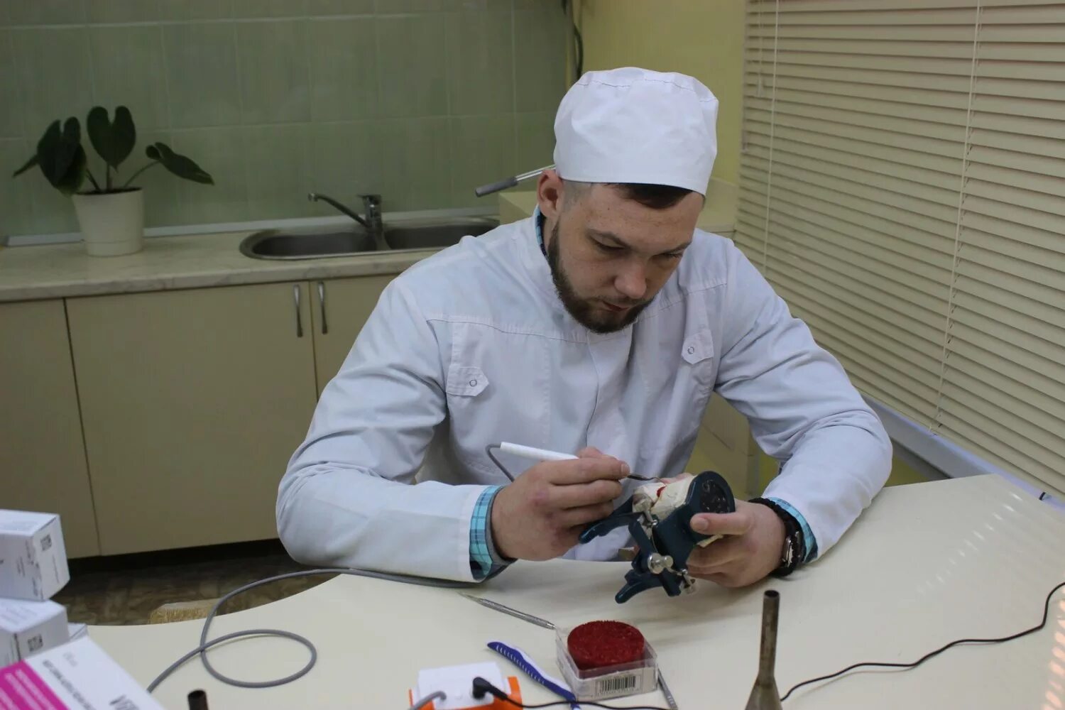 Саратовский областной базовый медицинский колледж логотип. Областной базовый медицинский. Областной базовый медицинский. Областной базовый медицинский. Девиз медсестры на конкурс.