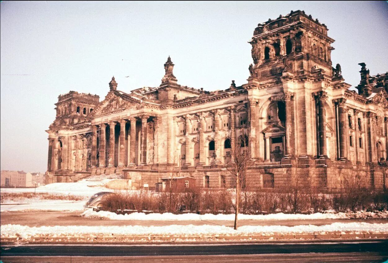 Берлин 1950 Рейхстаг. Рейхстаг в Берлине 1940. Берлин Рейхстаг после войны. Здание Рейхстага в Берлине 1950.