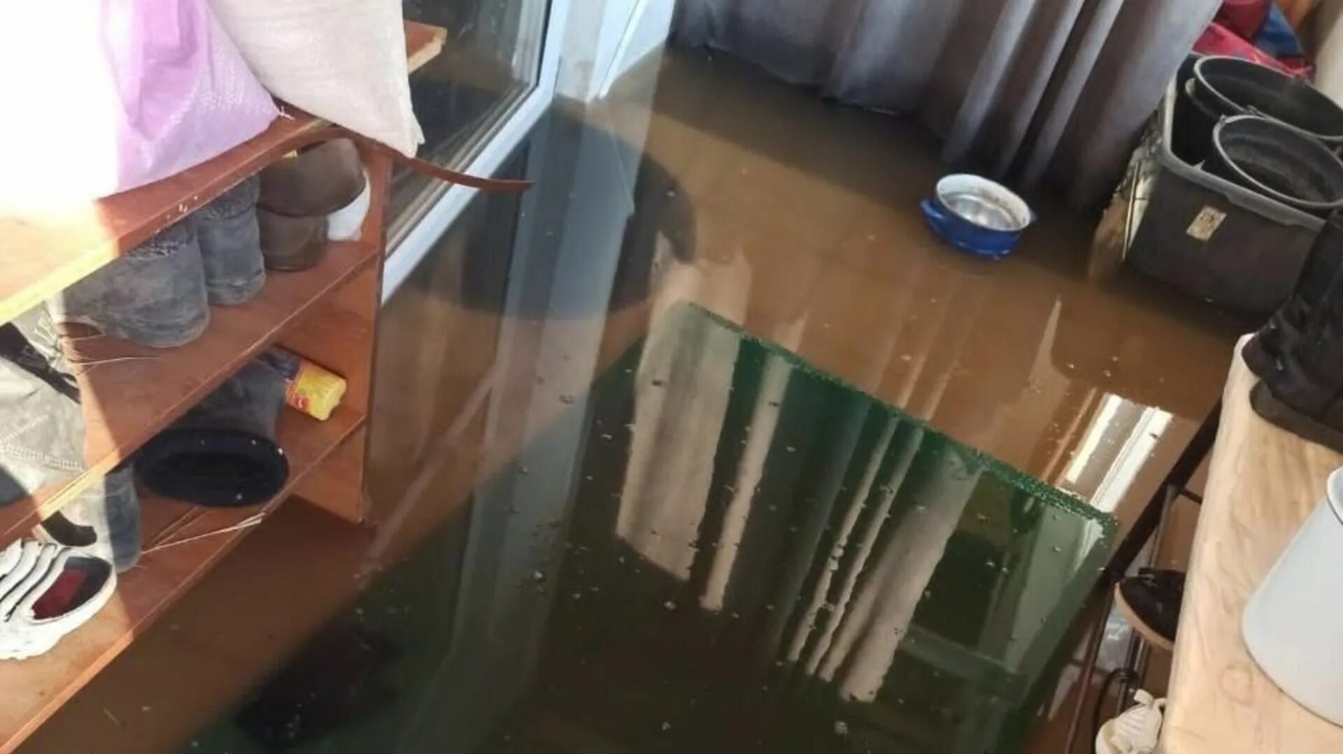 Какие районы затопило в оренбурге. Затопило дом. Потоп в Оренбурге. Дом подтопило. Затопило участок талыми водами.