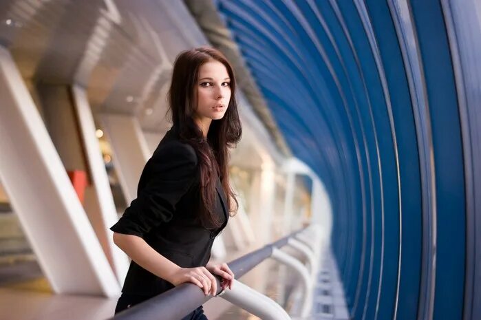 пришла на фотосессию видео. свадебный фотоаппарат. освещение для фотосъемки. штатив для съемки. фотомодель на съемках.