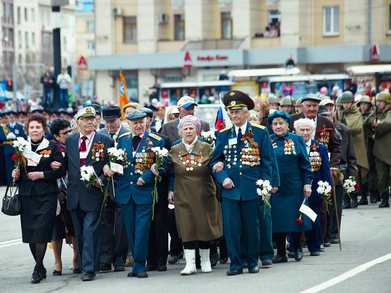 9 май ютуб. С днем Победы. Празднование дня Победы. День Победы фотографии празднования. Традиции празднования дня Победы.