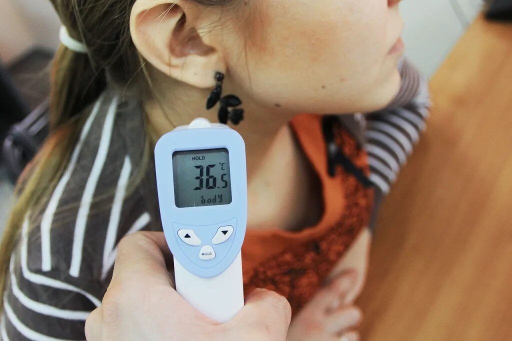 контроль температуры пациента. измерение температуры тела. контроль измерения температуры тела. замер температуры. измерение тепературытиела.