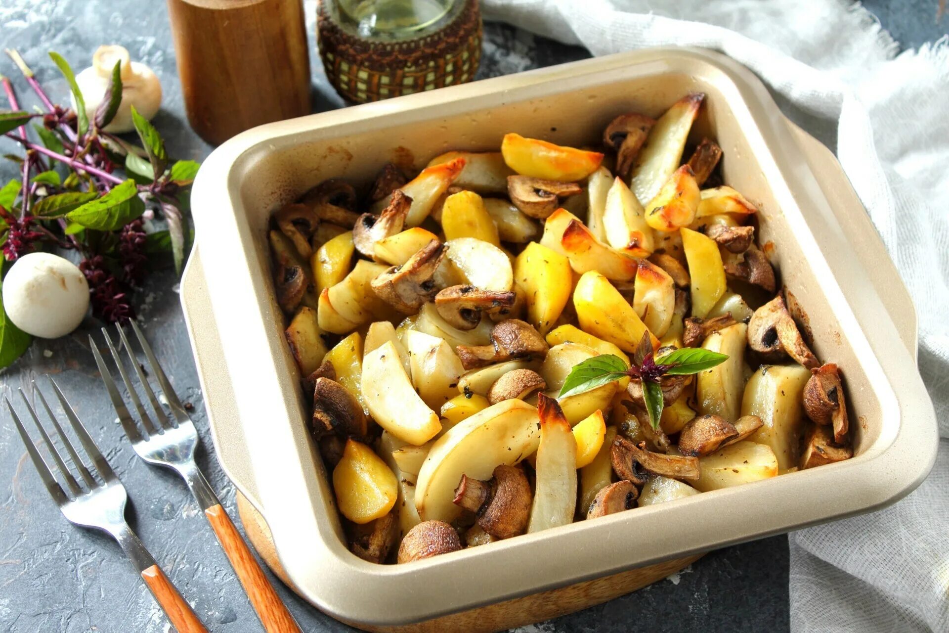 Блюдо с шампиньонами и картошкой. Картошка с грибами. картошка с шампиньонами. картофель по деревенски с шампиньонами. картошка по деревенски шампиньоны.