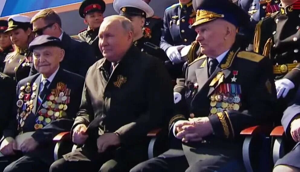 Путин возложил цветы к Могиле Неизвестного Солдата :: Новости :: ТВ Центр
