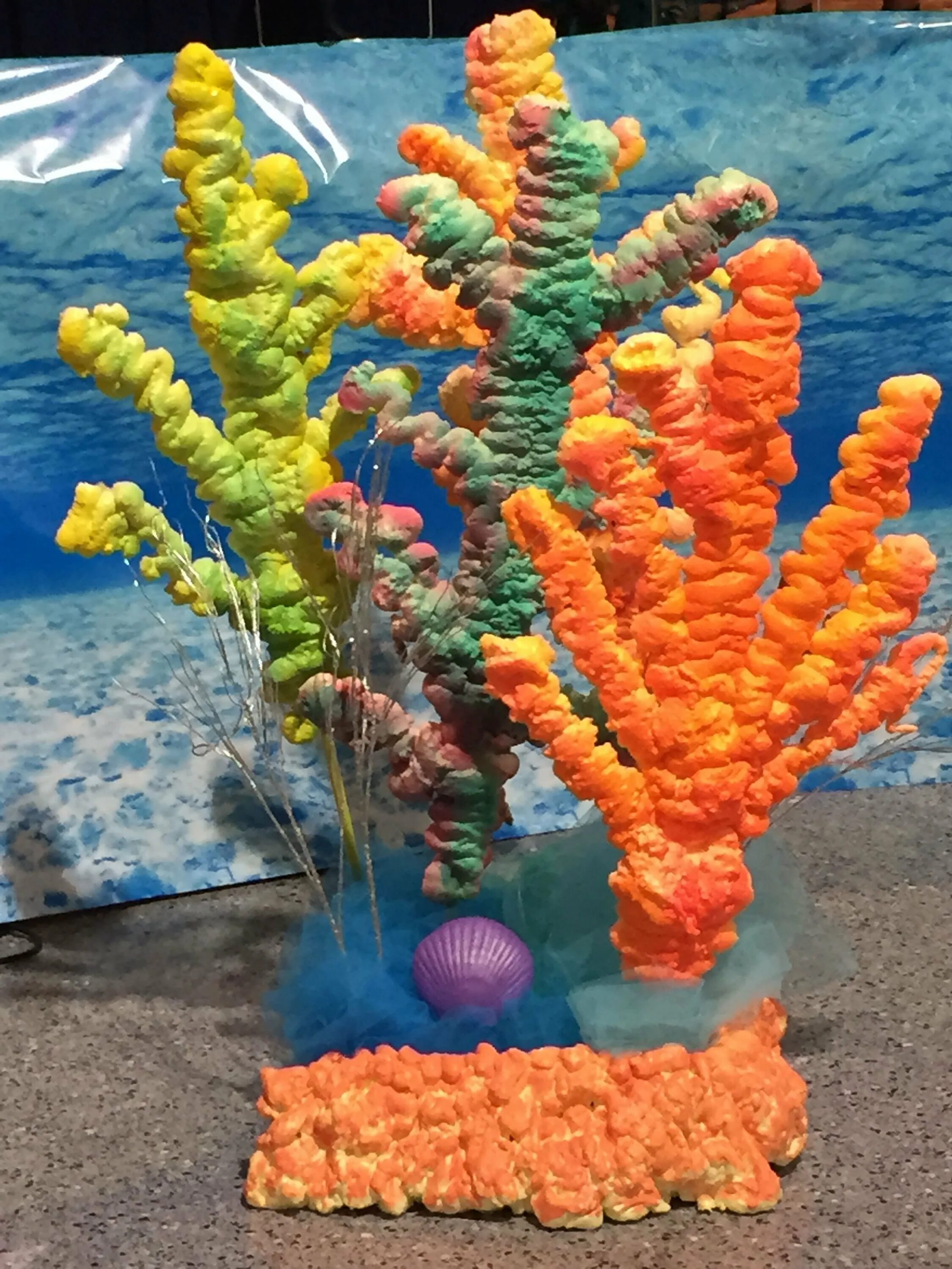 Как сделать водоросли. Коралловый риф из пластилина. Кораллы поделка. Кораллы из монтажной пены. Поделка водоросли.