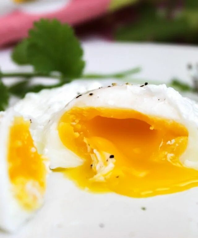 Фулл рецепт. Яйцо пашот. Яйцо пашот на сером фонефоне. Бифштекс с яйцом пашот на деревянной. С чем есть яйцо пашот на завтрак.