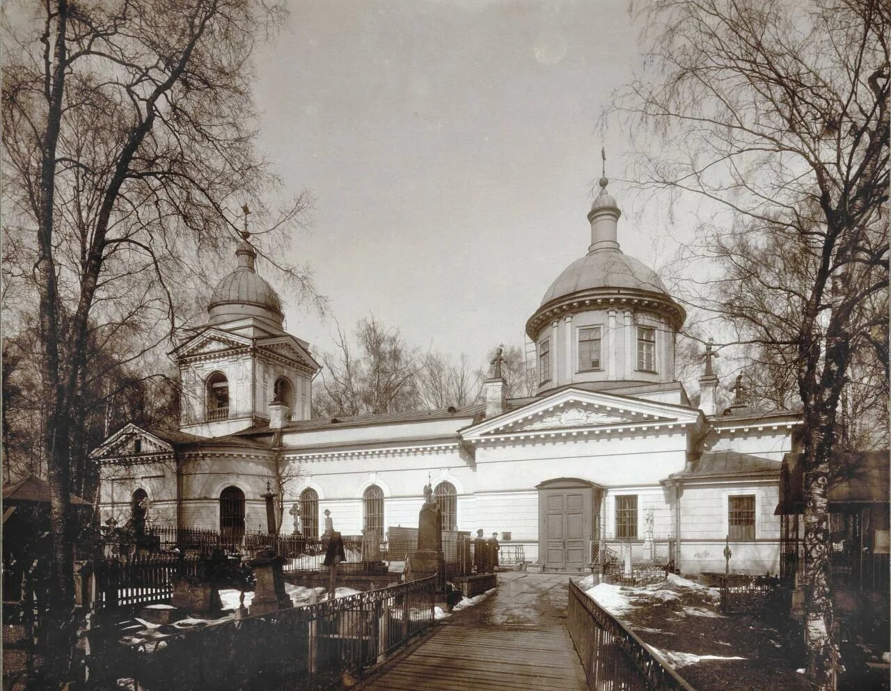 Церковь рождества христова на красном поле (на кладбище). Большеохтинское кладбище спб. Большеохтинское кладбище спб. Кладбищенская церковь. Храм введения во храм пресвятой богородицы вологда.