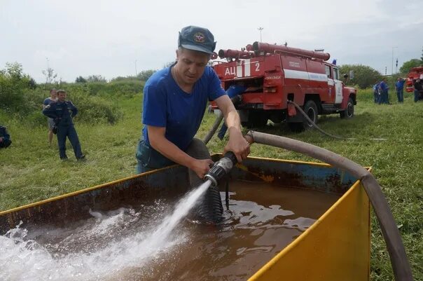 Водозаборник пожарного автомобиля. Где берут воду пожарные машины. Накачка воды в пожарную машину. Кто должен заправлять пожарный автомобиль водой. Пожарные без воды