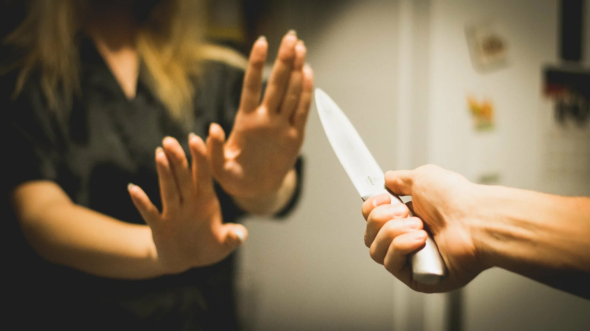 Девушка угрожает парню. Мужчина угрожает женщине ножом. Парень угрожает девушке ножом.