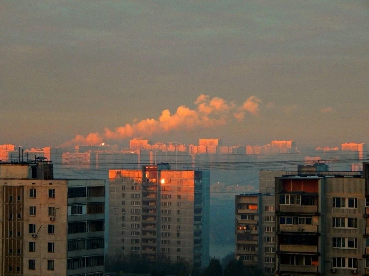 Среди серых облаков и многоэтажек. Закат многоэтажки. Многоэтажки рассвет. Атмосферные многоэтажки. Закат среди многоэтажек.