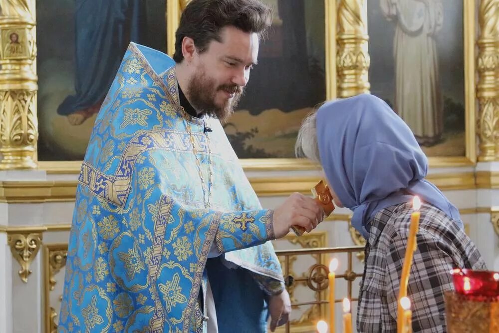 Священник алексей батаногов новогиреево. Христианский священник. Андрей ткачев в храме. Иерей сергей аюпов храм новомучеников в строгино. Священник в храме.