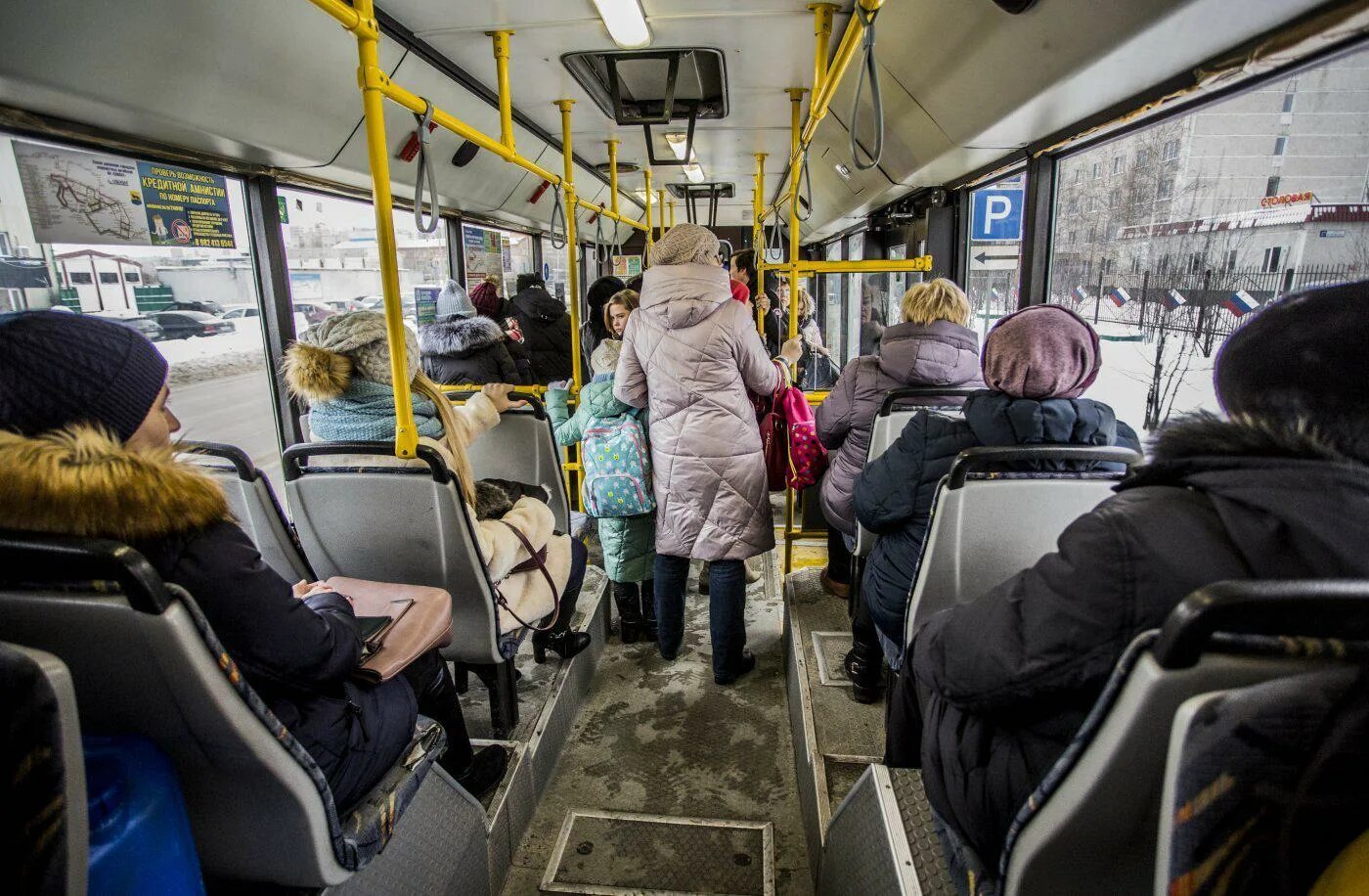 Пассажиры в транспорте. Общественный транспорт внутри. Автобус внутри с людьми. Пассажиры общественного транспорта.