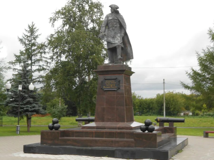 В н татищев создатель какого памятника культуры. Памятник Василию Никитичу Татищеву. Памятник в н Татищеву в Перми. Памятник Василию Татищеву, основателю Перми.