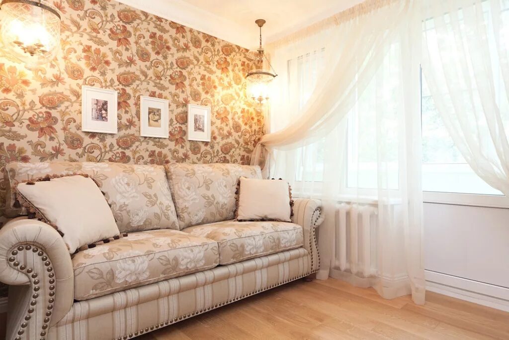 интерьер гостиной в квартире 18 кв. спальня с диваном вместо кровати дизайн. комната в салатовых тонах. диван в спальню. комната с диваном.