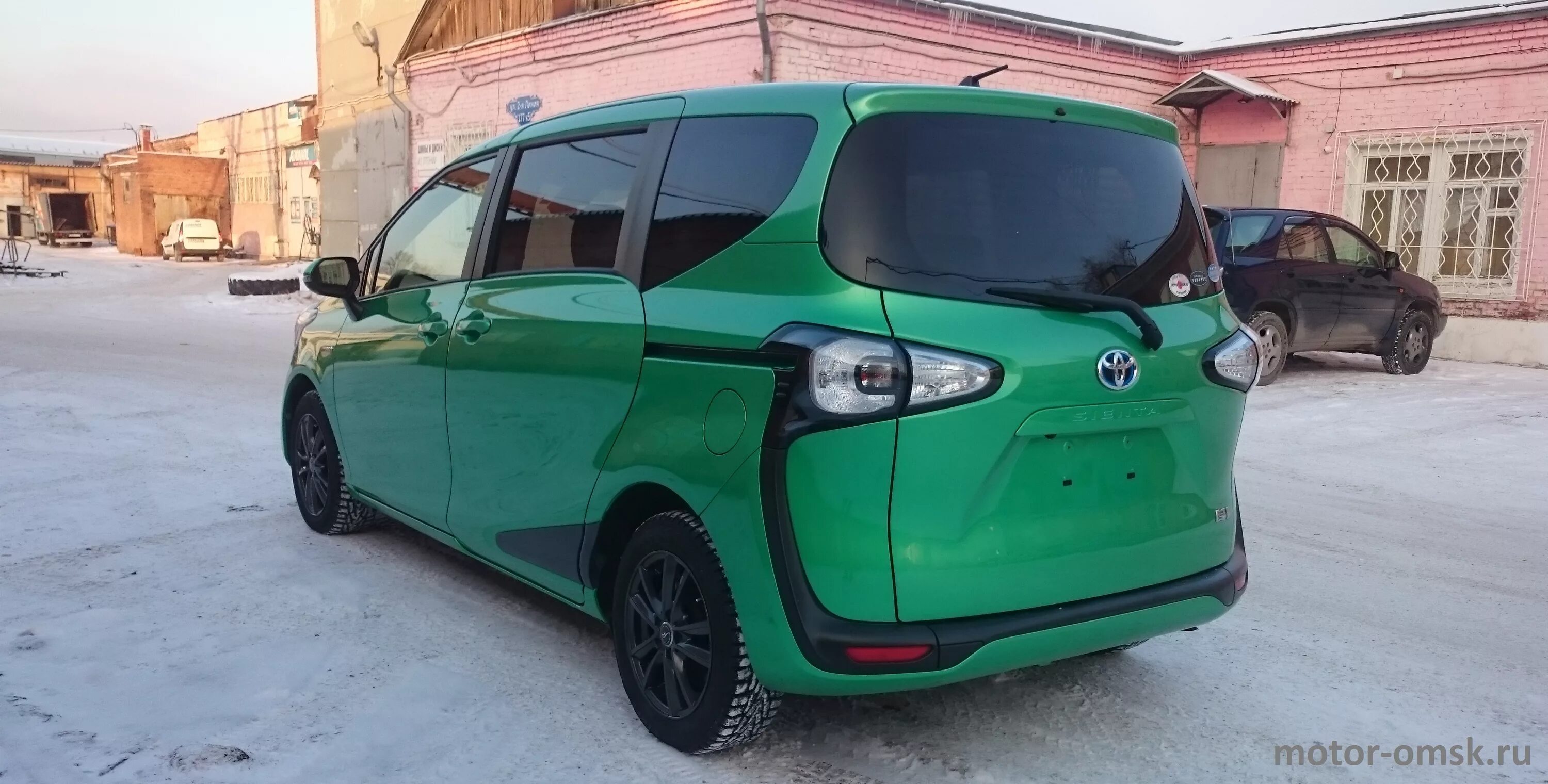 Тойота сиента купить во владивостоке. Тойота Сиента гибрид 2015. Toyota Sienta 2015 Green. Toyota Sienta Hybrid 2018. Тойота Сиента гибрид 2018.