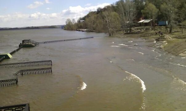 Уровень воды в каме на сегодня сарапул. Уровень воды Кама Нижнекамск. Уровень воды в реках Кама. Половодье на Каме. Кама Нижнекамск потоп.
