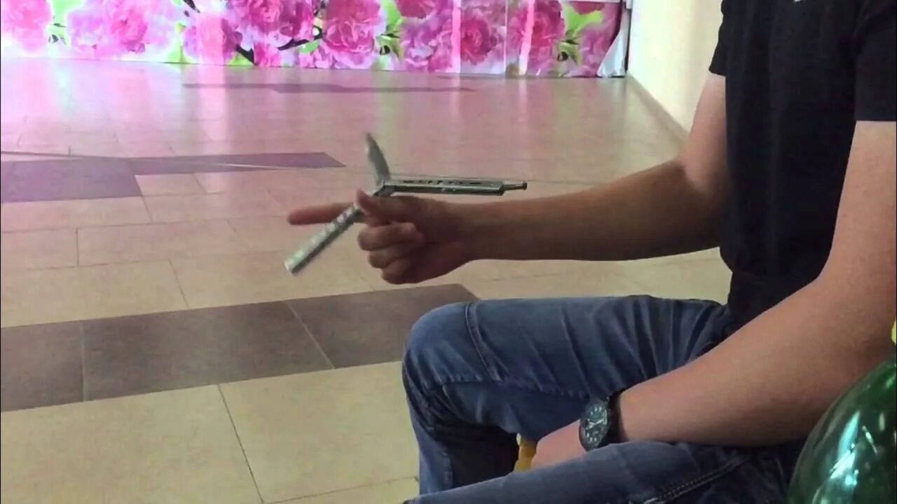 Как научиться трюкам с ножом. Трюки с бабочкой. трюки с ножом бабочкой для новичков. чувак с ножом бабочкой.