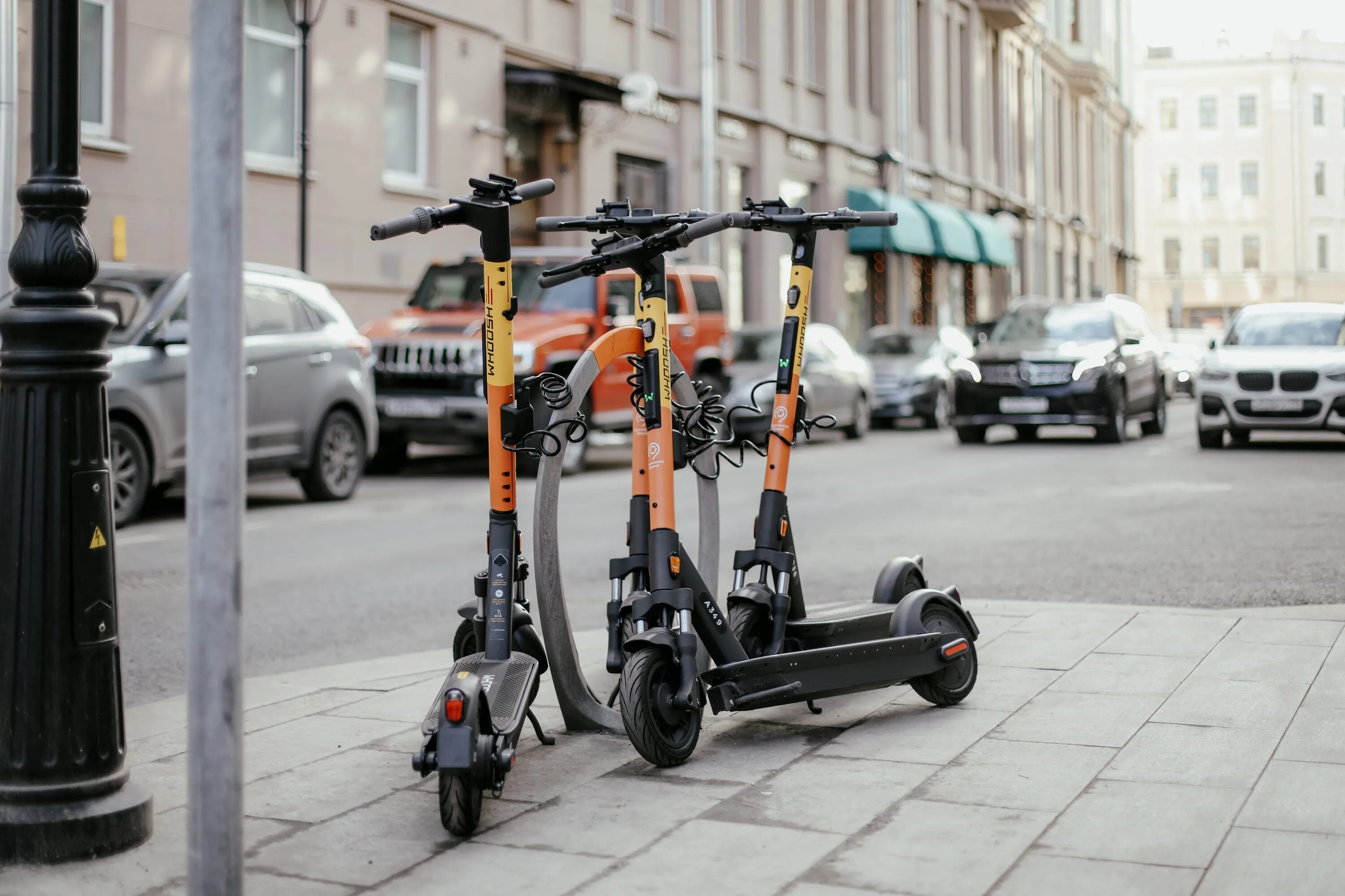 Самокат напрокат в спб. Шеринг самокатов Whoosh. Электросамокаты Whoosh Москва. Электросамокаты Whoosh Шеринг. Прокатный электросамокат Whoosh.