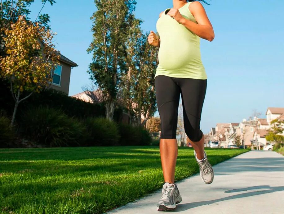 Get up go jogging. Пешие прогулки беременной. Бег беременной. Физическая активность беременных. Беременные спорт.