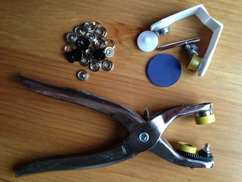 Инструмент для пробивки кнопок на одежду. Кнопки для куртки. Как поставить кнопку. Клепки детские заклепки для одежды. Как сделать кнопку дома.